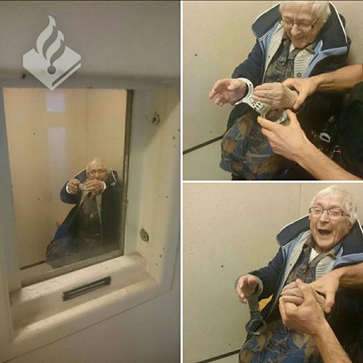 Die Polizisten legen der 99-Jährigen Handschellen an und stecken sie in eine Zelle. Sie hat den Spaß ihres Lebens.