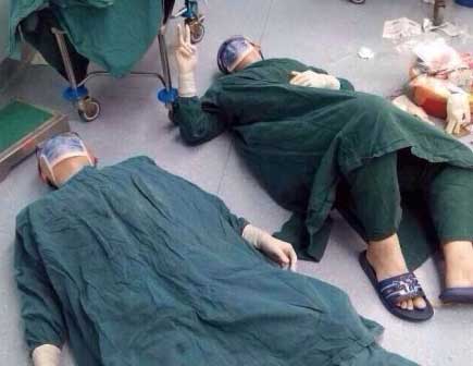 Fotos von Chirurgen, die auf dem Boden liegen... Aber warum haben sie so etwas getan? 