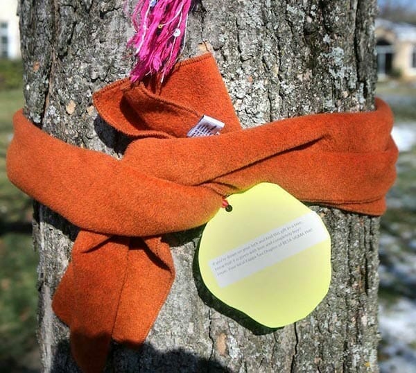 Haben Sie bereits Schals entdeckt, die an Bäumen und Laternenpfählen hängen? Das ist ihre Bedeutung
