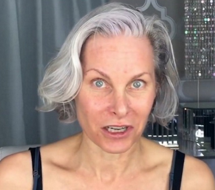 Video: 52-Jährige verjüngt sich mit Make-Up um Jahre.