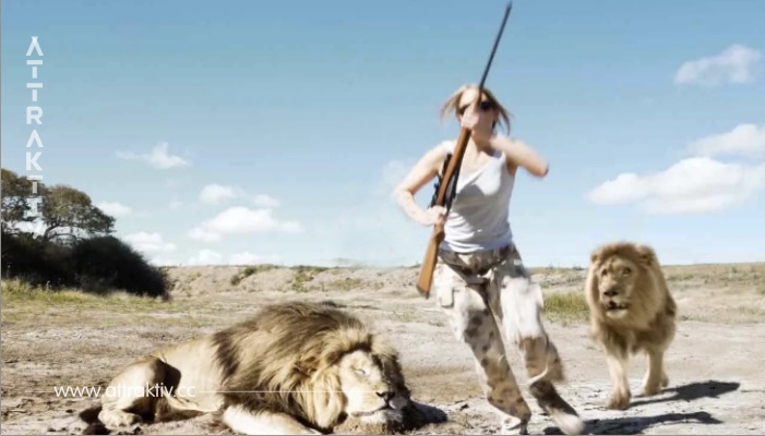 Das Paar tötet einen Löwen und lächelt für das Foto. Was Sekunden später im Hintergrund geschieht, lässt mir die Haare zu Berge stehen.