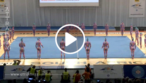 31 Gymnasten kommen auf die Bühne... Nach einer Weile konnten die Zuschauer an ihre eigenen Augen nicht glauben !!!