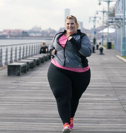 Sie dachte, sie müsse sich wegen ihres Gewichtes schämen – dann kam die Bekleidungsfirma auf eine geniale Idee