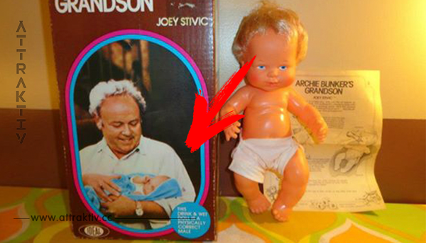 Als die Eltern die Puppe ihres Kindes ausziehen, werden sie blass. Das haben sie nicht erwartet.