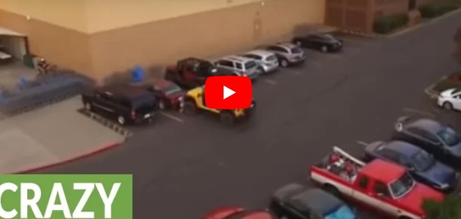 Dreister Autofahrer stielt seinen Parkplatz – dieser Jeep Fahrer erteilt ihm jedoch eine Lektion