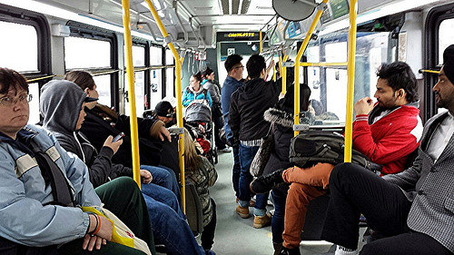 Warum du alten Menschen keinen Platz im Bus anbieten solltest.