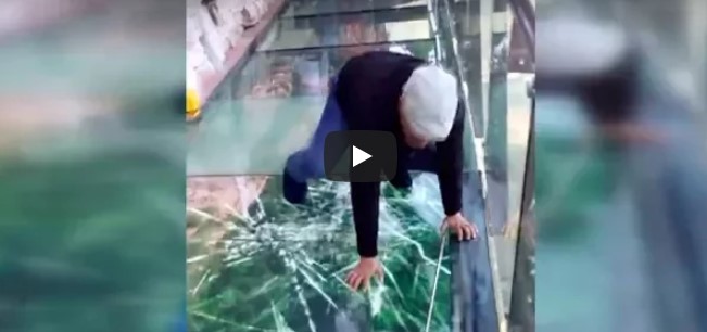 Glasbrücke zerbricht unter dem Mann in 1000 Meter Höhe – aber es ist nicht so, wie man auf Anhieb denkt