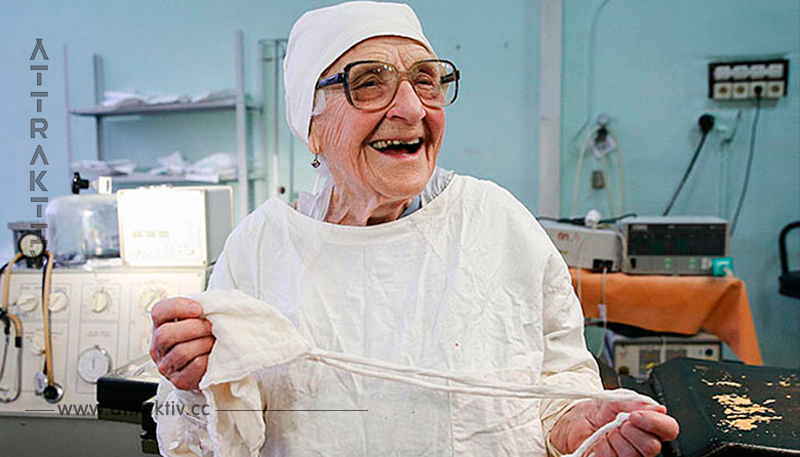 Sie ist 89 Jahre alt, aber das stört sie gar nicht, jeden Tag 4 Operationen zu machen