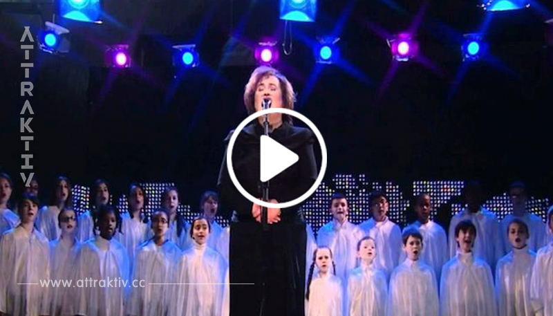 Das Publikum bekommt Gänsehaut, als Susan Boyle mit dem Kinderchor „O heil’ge Nacht“ singt