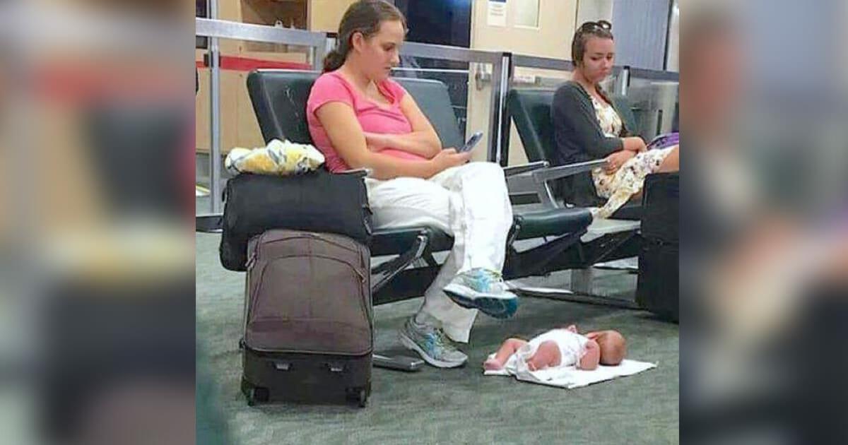 Erschöpfte Mutter legt Baby auf den Boden und spielt am Handy – bekommt Hassattacken	