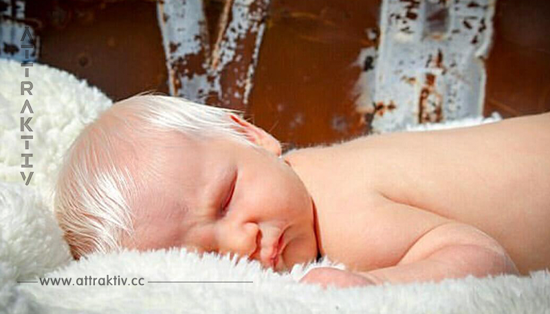 Mutter bringt „Puppe“ mit weißen Haaren auf die Welt: nun ist das Baby berühmt	