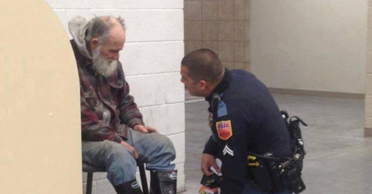 Der Obdachlose weigert sich den Laden zu verlassen. Doch was der Polizist dann sieht, bricht ihm das Herz.	