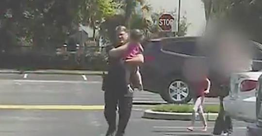 3 Jahre altes Mädchen für 12 Stunden im heißen Auto gefangen - der Moment, in dem ein Polizist sie rettet, ist herzzerreißend