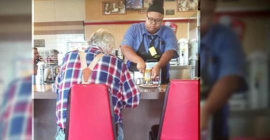 Diese Waffle House Angestellte dachte, dass niemand zuschaut, doch ein Kunde filmt insgeheim ihre Tat für einen älteren Unbekannten und das Bild wird viral