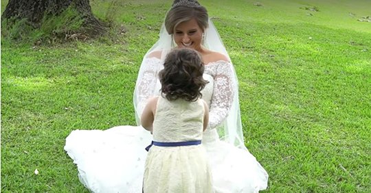 Kleines Mädchen bringt Braut zum weinen als sie ihre wahre Identität aufdeckt