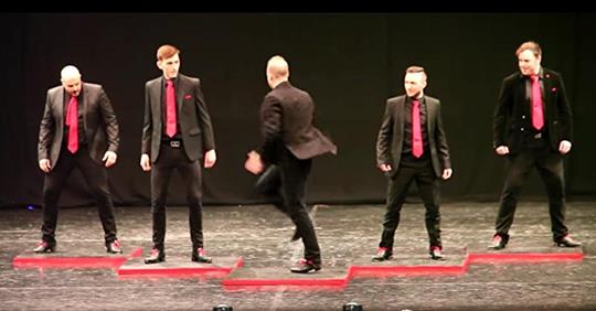 5 gutaussehende Männer betreten die Bühne fürs Dance Off, doch dann dreht sich der Mann in der Mitte um und stiehlt die Show