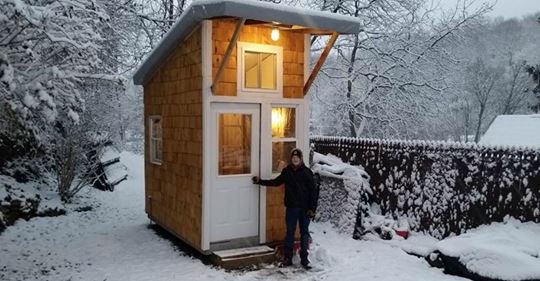 13-Jähriger baut eigenes Haus im Garten seiner Eltern – seht hinein und staunt