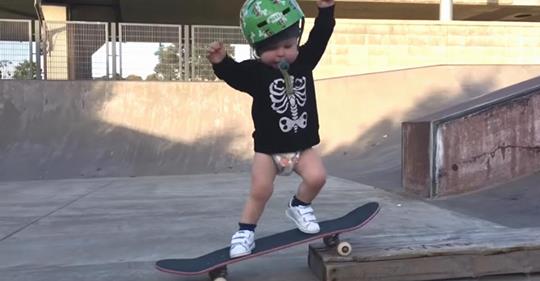Kleiner Skateboarder begeistert Internet mit seinen Tricks.