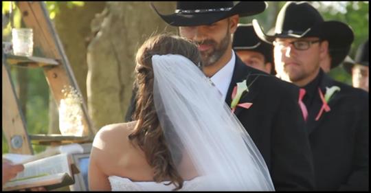 Braut trifft ihren Cowboy am Altar, doch alle Augen sind auf den unteren Teil ihres Kleides gerichtet