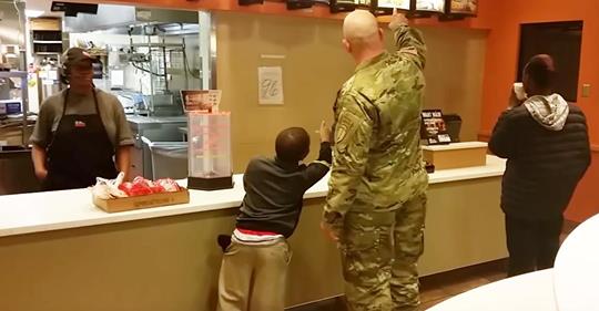 Soldat, der bereit ist für seine Bestellung zu zahlen, ändert seine Meinung, als er 2 Jungen trifft, die Hunger haben und frösteln