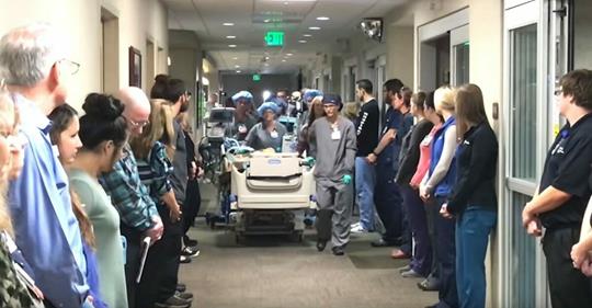 Krankenhausangestellte stellen sich für „Gang des Respekts“ für letzten Weg von Organspender auf