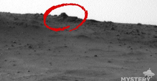 MARS-ROVER „CURIOSITY“ SCHOSS DAS FOTO Alien-Jäger behauptet:  Dieser Haufen soll ein Ufo sein