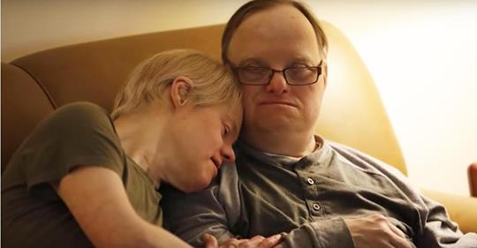 Paar mit Down Syndrom ist seit 25 Jahren verheiratet und liebt sich bedingungslos gegen alle Widrigkeiten