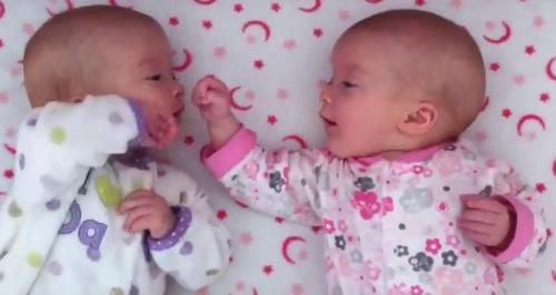 Eineiige Zwillingsschwestern treffen sich zum ersten Mal   Ihre erste Unterhaltung ist einfach unbezahlbar