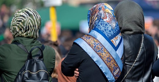 Diskriminierung im Alltag: Frauen mit Kopftuch erhalten weniger Hilfe als andere