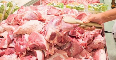 Australien: Veganer protestieren vor bekannter Metzgerei – Mann wirft rohe Steaks nach ihnen