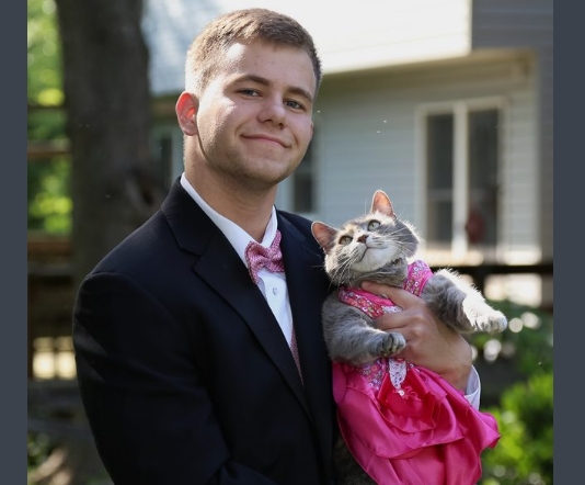 Schüler fand keine Abschlussball Begleitung, also nimmt er seine wahre Liebe – seine Katze