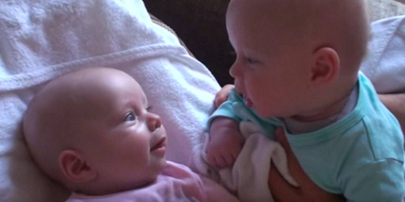 Die Zwillingsbabies sprechen ihre eigene Sprache – und ihr Charme wird euch verzaubern