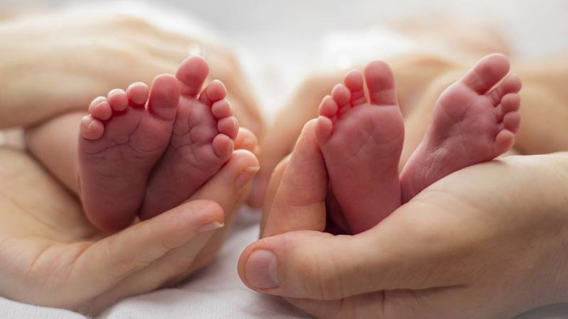 Texas: Mutter bringt in nur 9 Minuten 3 Zwillingspärchen zur Welt