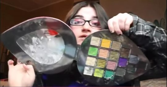 Youtuberin verprügelt ihr Kind, weil es ihre Make-Up-Palette zerstörte