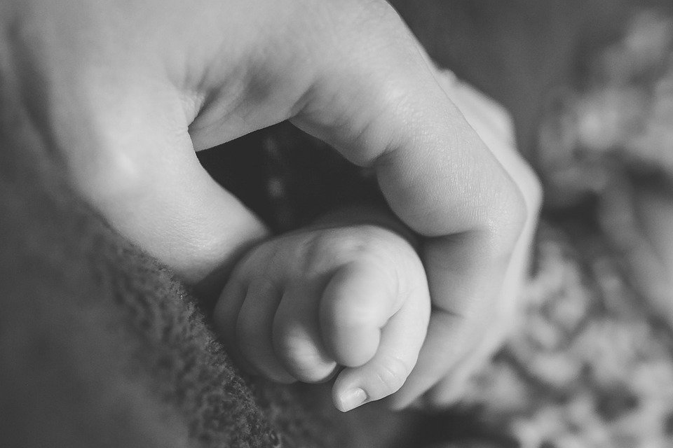 Mutter lässt Säugling (†) nach Geburt neben Tischtennisplatte erfrieren: Bewährung