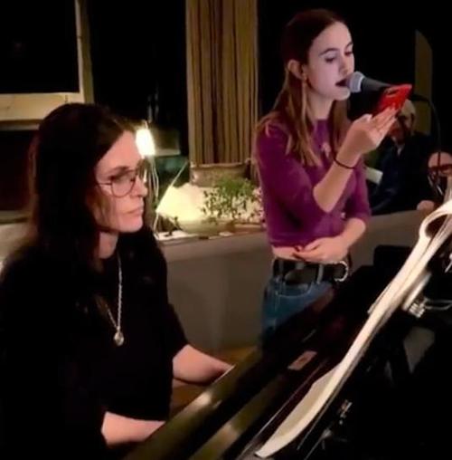 Courteney Cox besticht 15-jährige Tochter, damit sie 'Anyone' von Demi Lovato singt