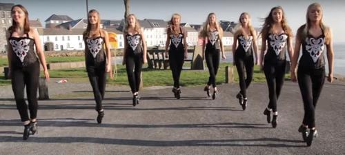 Acht Tänzerinnen des Irischen Stepptanzes ergattern mit Stepptanz Routine Rolle in Ed Sheerans Video
