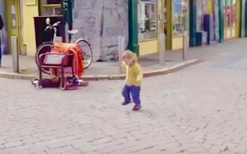Zweijährige schließt sich irischer Tänzerin auf einer Straße in Galway an, nachdem sie sie tanzen gesehen hat