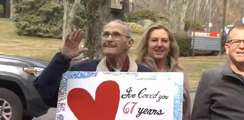 Mann überrascht Ehefrau am 67. Hochzeitstag draußen vor ihrem Fenster im Pflegeheim