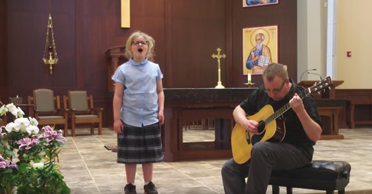 Ein 7 jähriges Mädchen singt in der Kirche ein einzigartiges Cover von 'Hallelujah' und beeindruckt die Leute