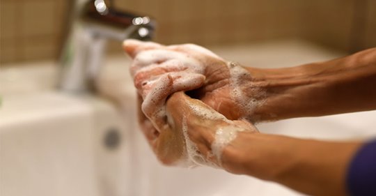 Trockene Hände: Die passende Pflege für rissige Haut