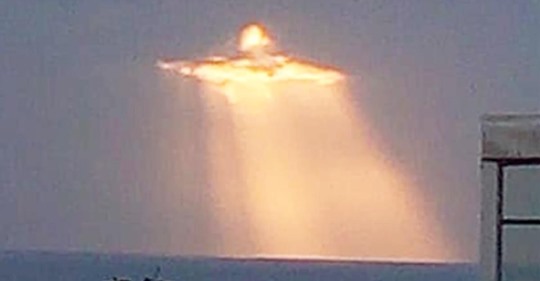 Ein Mann hält eine leuchtende Gestalt auf Kamera fest, die durch die Wolken strahlt: Viele behaupten, dass die Gestalt aussieht wie die Cristo Redentor Statue