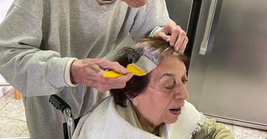 Berührende Aufnahmen: 92-Jähriger hilft Ehefrau beim Haare färben