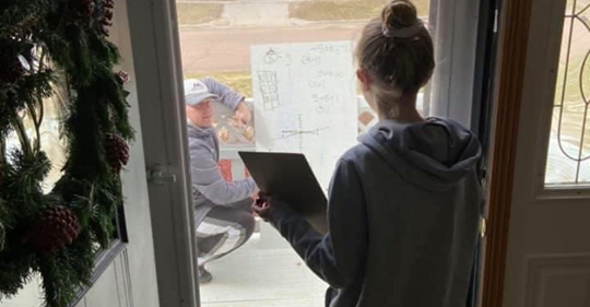 Lernen während Corona-Krise: Schülerin mailt Mathe-Lehrer Fragen – er kommt mit Tafel vor ihre Tür