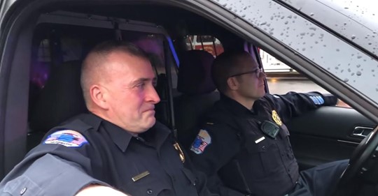 Polizeibeamter weint, als er die Stimme seines Sohnes am anderen Ende des letzten Kontrollbesuchs hört