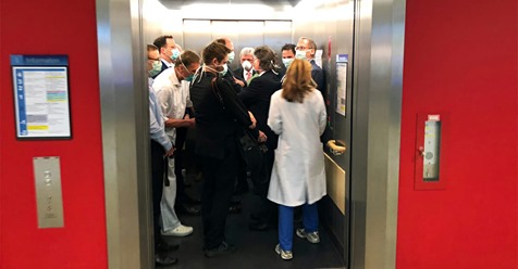 Gesundheitsminister Spahn & andere Politiker fahren bei Klinik Besuch in vollem Aufzug