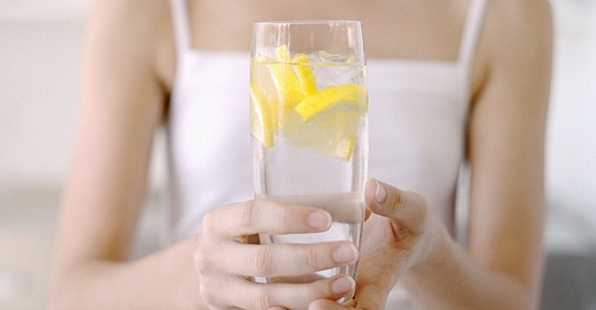 Zitronenwasser: Warum Sie es jeden Tag trinken sollten