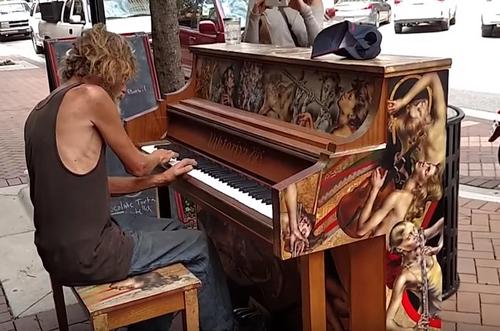 Obdachloser Ex Marinesoldat verblüfft die Menschen mit seinem gefühlvollen Klavierspiel