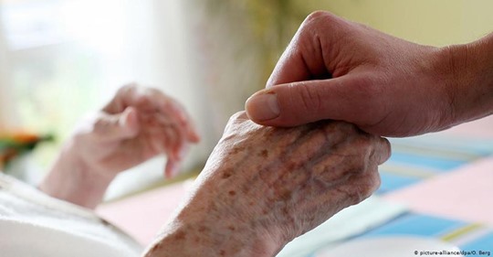 'Unmenschlich': Isolierung von alten und kranken Menschen muss vor Sterbebett halt machen