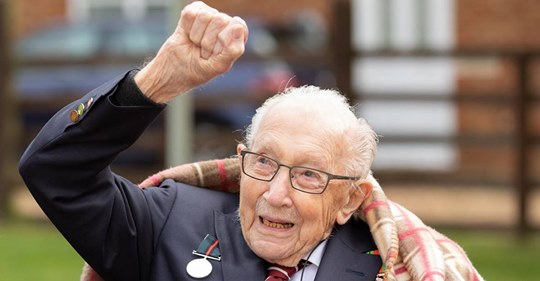Spendensammler 'Captain Tom' bekommt zum 100. Geburtstag ein besonderes Geschenk von der Queen Mit seiner Spendenaktion wurde Captain Tom Moore nicht nur in Großbritannien berühmt. Zu seinem 100.